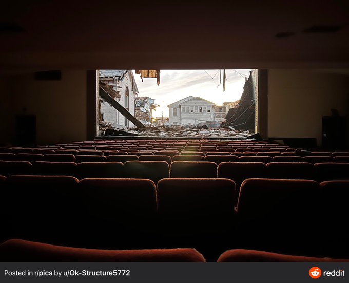 הריסות במייפילד, קנטאקי, בעקבות טורנדו. מבט מתוך אולם קולנוע.